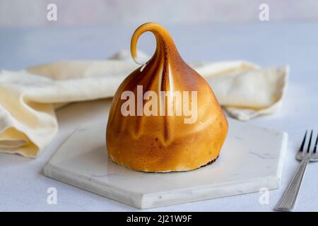 Torta con ripieno di frutta su sfondo bianco. È fritto all'esterno con una torcia a soffiante. Primo piano Foto Stock