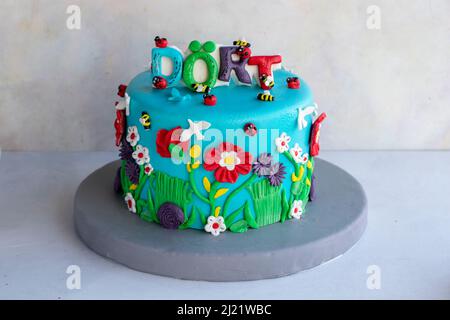 Torta dal design speciale per il compleanno dei bambini su sfondo bianco. Foto Stock