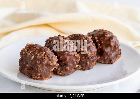 Torta al cioccolato petit Four su sfondo bianco. Primo piano Foto Stock