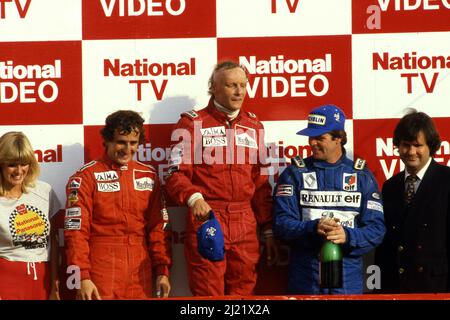 Niki Lauda (AUT) McLaren 1st posizione Alain Prost (fra) McLaren 2nd posizione Derek Warwick (GBR) Renault 3rd posizione celebra il podio Foto Stock