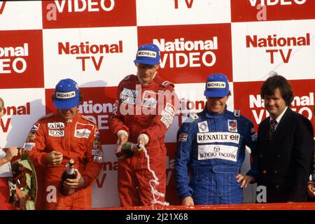 Niki Lauda (AUT) McLaren 1st posizione Alain Prost (fra) McLaren 2nd posizione Derek Warwick (GBR) Renault 3rd Positon celebra il podio Foto Stock