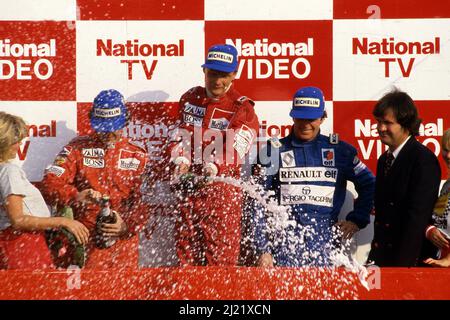 Niki Lauda (AUT) McLaren 1st posizione Alain Prost (fra) McLaren 2nd posizione Derek Warwick (GBR) Renault 3rd Positon celebra il podio Foto Stock