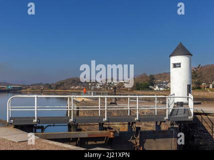 FARO DI FORT WILLIAM SCOTLAND E CANCELLO SUL CANALE CALEDONIAN A CORPACH INIZIO DELLA GRANDE GLEN WAY E CANAL Foto Stock