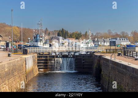 FORT WILLIAM SCOTLAND, CON CANCELLO SUL CANALE CALEDONIAN, ALL'INIZIO DI CORPACH, LA GREAT GLEN WAY E IL CANAL Foto Stock