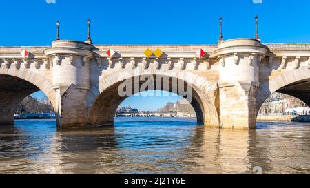 Parigi, il Pont-Neuf sulla Senna, panorama tipico, con la cupola dell'Institut de France sullo sfondo Foto Stock