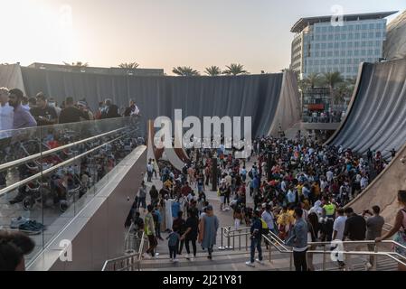 Dubai Emirati Arabi Uniti Marzo 22 2022 Dubai International Expo 2020 visitatori visitano la fiera Foto Stock