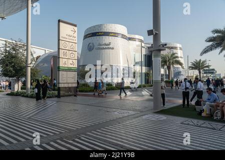 Dubai Emirati Arabi Uniti Marzo 22 2022 Dubai International Expo 2020 visitatori visitano la fiera Foto Stock