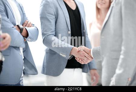 I manager di successo si stringono la mano dopo la chiusura della trattativa in ufficio Foto Stock