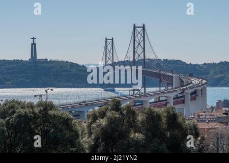 Paesaggio sul ponte del 25th aprile a Lisbona, Portogallo Foto Stock