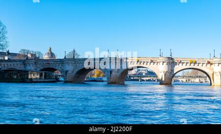 Parigi, il Pont-Neuf sulla Senna, panorama tipico, con la cupola dell'Institut de France sullo sfondo Foto Stock