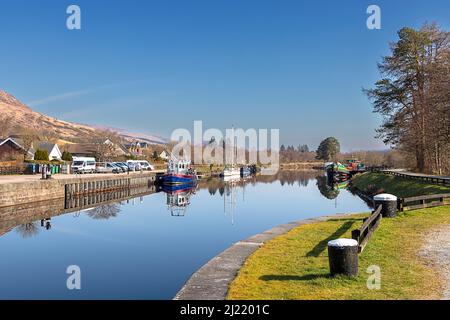 SCALINATA DI NETTUNO BANAVIE FORT WILLIAM SCOTLAND CALEDONIAN CANAL IN CIMA ALLE SERRATURE E BARCHE ORMEGGIATE Foto Stock