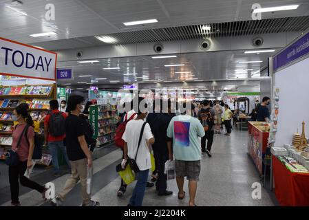 Bangkok, Tailandia. 29th Mar 2022. Atmosfera, persone entrano, eventi la settimana del Libro Nazionale 50th e la settimana del Libro Internazionale 20th con più di 208 stand sia da editori thailandesi e internazionali che vendono libri e materiale educativo, tra cui più di 583 stand, alla stazione Bang sue Grand Station, Chatuchak District. (Credit Image: © Teera Noisakran/Pacific Press via ZUMA Press Wire) Foto Stock