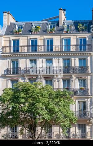 Parigi, edificio tipico boulevard Parmentier, nel 11 ° arrondissement, tipica facciata parigina Foto Stock