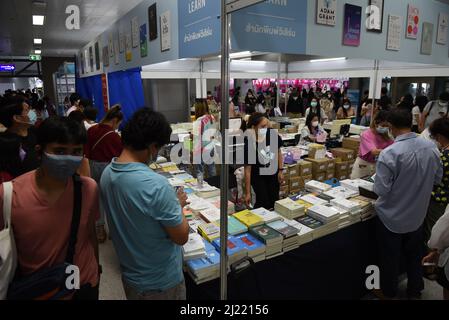 Bangkok, Tailandia. 29th Mar 2022. Atmosfera, persone entrano, eventi la settimana del Libro Nazionale 50th e la settimana del Libro Internazionale 20th con più di 208 stand sia da editori thailandesi e internazionali che vendono libri e materiale educativo, tra cui più di 583 stand, alla stazione Bang sue Grand Station, Chatuchak District. (Credit Image: © Teera Noisakran/Pacific Press via ZUMA Press Wire) Foto Stock