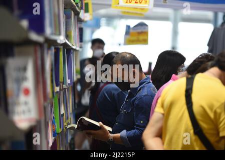 Bangkok, Tailandia. 29th Mar 2022. Atmosfera, persone entrano, eventi la settimana del Libro Nazionale 50th e la settimana del Libro Internazionale 20th con più di 208 stand sia da editori thailandesi e internazionali che vendono libri e materiale educativo, tra cui più di 583 stand, alla stazione Bang sue Grand Station, Chatuchak District. (Credit Image: © Teera Noisakran/Pacific Press via ZUMA Press Wire) Foto Stock