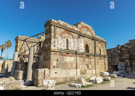 Facciata di una chiesa alle rovine dell'antica città di Side, Turchia, uno dei siti classici più conosciuti del paese. Foto Stock