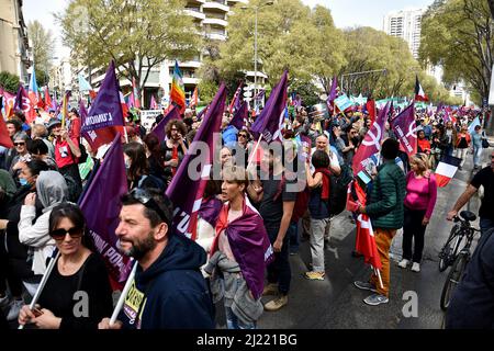 Marsiglia, Francia. 27th Mar 2022. Gli attivisti dell'Unione popolare marciano per le strade tenendo le bandiere. Migliaia di attivisti popolari dell'Unione hanno preso l'inizio di una marcia organizzata dalla rotonda del Prado alle spiagge per partecipare all'incontro del loro candidato presidenziale Jean-Luc Melenchon. (Foto di Gerard Bottino/SOPA Images/Sipa USA) Credit: Sipa USA/Alamy Live News Foto Stock