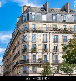 Parigi, edificio tipico boulevard Parmentier, nel 11 ° arrondissement, tipica facciata parigina Foto Stock