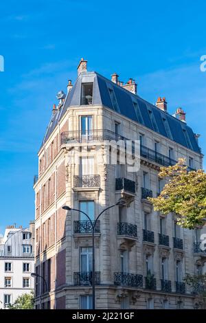 Parigi, edificio tipico boulevard Parmentier, nel 11 ° arrondissement, tipica facciata parigina Foto Stock