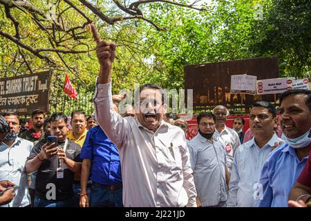 New Delhi, India. 29th Mar 2022. Un membro di tutto il consiglio centrale indiano dei sindacati (AICCTU) canta slogan durante la protesta unita contro la privatizzazione e le altre politiche nel bilancio a Jantar Mantar. Credit: SOPA Images Limited/Alamy Live News Foto Stock