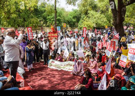 New Delhi, India. 29th Mar 2022. Un membro di tutto il consiglio centrale indiano dei sindacati (AICCTU) parla ai manifestanti durante la protesta unita contro la privatizzazione e le altre politiche nel bilancio a Jantar Mantar. Credit: SOPA Images Limited/Alamy Live News Foto Stock