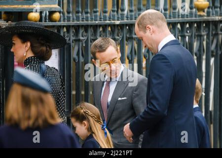 Abbazia di Westminster, Londra, Regno Unito. 29th marzo 2022 TRH il Duca e la Duchessa di Cambridge, arrivando all'Abbazia di Westminster con i loro due figli maggiori, il Principe Giorgio e la Principessa Charlotte, per il servizio del Ringraziamento per la vita del Principe Filippo, Duca di Edimburgo, morto al Castello di Windsor l'anno scorso. Amanda Rose/Alamy Live News Foto Stock