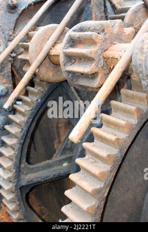 ingranaggi pesanti e arrugginiti marrone di un vecchio cambio in primo piano Foto Stock