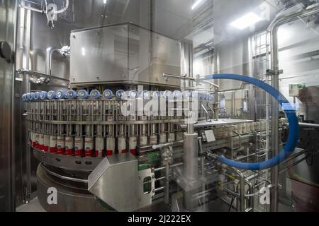 Ceske Budejovice, Repubblica Ceca. 29th Mar 2022. La birreria a conduzione statale Budejovicky Budvar ha messo in funzione una nuova linea di inscatolamento della birra con una capacità oraria di 40.000 lattine, investendo circa Kc300m nella linea, i rappresentanti della birreria hanno comunicato ai giornalisti a Ceske Budejovice, Repubblica Ceca, 29 marzo 2022. Credit: Vaclav Pancer/CTK Photo/Alamy Live News Foto Stock