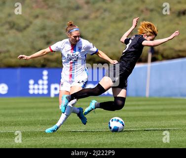 L'attaccante di OL Reign Veronica Latsko (24) batte l'attaccante di Angel City FC Jun Endo (18) durante una partita di NWSL tra l'OL Reign e l'Angel City FC Foto Stock