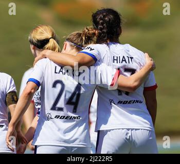 L'attaccante di OL Reign Veronica Latsko (24) e l'Ol Reign Defender Sam Hiatt (17) celebrano un gol durante una partita NWSL tra l'OL Reign e l'Angel C. Foto Stock