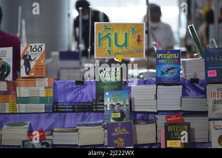 Bangkok, Tailandia. 29th Mar 2022. Atmosfera, persone entrano, eventi la settimana del Libro Nazionale 50th e la settimana del Libro Internazionale 20th con più di 208 stand sia da editori thailandesi e internazionali che vendono libri e materiale educativo, tra cui più di 583 stand, alla stazione Bang sue Grand Station, Chatuchak District. (Credit Image: © Teera Noisakran/Pacific Press via ZUMA Press Wire) Foto Stock