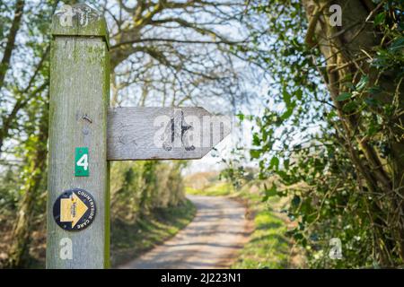 Campagna Care segno su un pubblico diritto di strada in una corsia di campagna del Regno Unito. Foto Stock