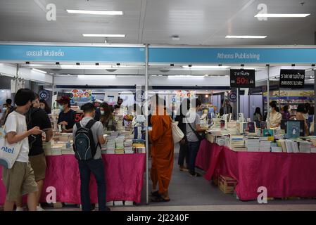 Bangkok, Tailandia. 29th Mar 2022. Atmosfera, persone entrano, eventi la settimana del Libro Nazionale 50th e la settimana del Libro Internazionale 20th con più di 208 stand sia da editori thailandesi e internazionali che vendono libri e materiale educativo, tra cui più di 583 stand, alla stazione Bang sue Grand Station, Chatuchak District. (Credit Image: © Teera Noisakran/Pacific Press via ZUMA Press Wire) Foto Stock