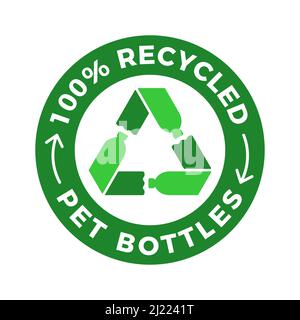 Logo delle bottiglie in PET riciclate al 100%. Tre bottiglie di plastica verde formano un cartello di riciclaggio in un cerchio. Prodotti con materiali riciclati al 100%. Poliestere riutilizzabile Illustrazione Vettoriale