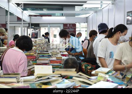 Bangkok, Tailandia. 29th Mar 2022. Atmosfera, persone entrano, eventi la settimana del Libro Nazionale 50th e la settimana del Libro Internazionale 20th con più di 208 stand sia da editori thailandesi e internazionali che vendono libri e materiale educativo, tra cui più di 583 stand, alla stazione Bang sue Grand Station, Chatuchak District. (Credit Image: © Teera Noisakran/Pacific Press via ZUMA Press Wire) Foto Stock