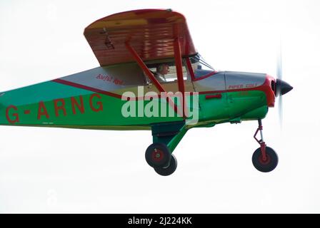 Piper PA-22-108 Colt, versione di Piper PA-22 Tri-Pacer, G-ARNG, decollo nel Regno Unito. Velivolo classico costruito nel 1961, nomi di rosso terribile Foto Stock