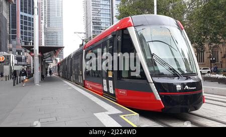 Un primo piano del tram autobus rapido ferroviario autonomo che passa attraverso la città di Sydney, Australia Foto Stock