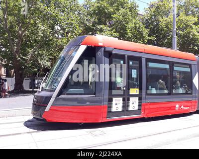 Un primo piano del tram autobus rapido ferroviario autonomo che passa attraverso la città di Sydney, Australia Foto Stock