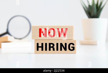 Ora parola di assunzione scritto su blocco di legno. Ora assumere testo su tavola di legno per il vostro desing Foto Stock