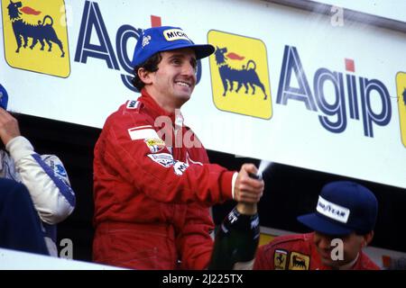 Alain Prost (fra) McLaren 1st posizione Michele Alboreto (ITA) Ferrari 2nd posizione festeggia il podio Foto Stock