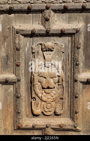 Scolpito, cancello di Christchurch di legno, Cattedrale di Canterbury. Sito del martirio di Tommaso a Becket. Kent, Inghilterra Foto Stock