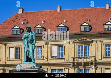 Stoccarda, Baden-Württemberg, Germania: Memoriale di Friedrich Schiller di fronte alla residenza del Principe (Prinzenbau) in Schillerplatz. Foto Stock