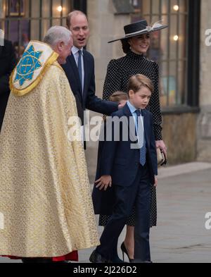 Abbazia di Westminster, Londra, Regno Unito. 29 marzo 2022. Gli ospiti tra i 1800 che hanno partecipato arrivano al Memorial Service per il Duca di Edimburgo. Immagine: Il Duca e la Duchessa di Cambridge partono con il Principe Giorgio e la Principessa Charlotte. Credit: Malcolm Park/Alamy Live News. Foto Stock