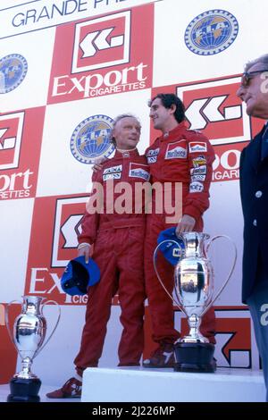 Niki Lauda (AUT) McLaren 2nd posizione e il Mondiale Trichampion Alain Prost (fra) McLaren 1st posizione festeggia il podio Foto Stock