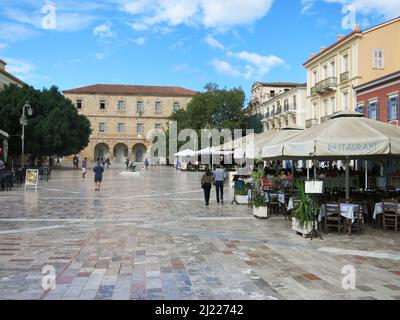 Piazza della Costituzione, Nauplia, Grecia. Nafplio è una città costiera situata nel Peloponneso in Grecia, capitale dell'unità regionale di Argo Foto Stock