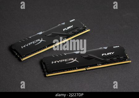 Dnipro. Ucraina. 17 marzo 2021. Bastoncini di memoria ad accesso casuale del computer RAM hyperx. Sfondo scuro. Foto Stock