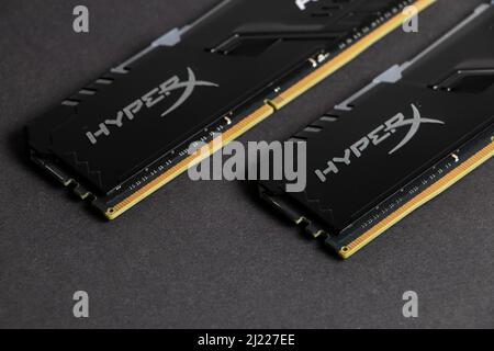 Dnipro. Ucraina. 17 marzo 2021. Bastoncini di memoria ad accesso casuale del computer RAM hyperx. Sfondo scuro. Foto Stock