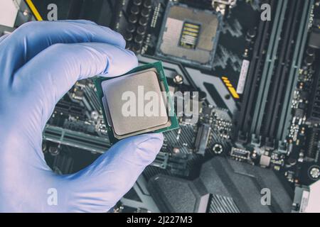 Collegare il microprocessore della CPU al socket della scheda madre. Background tecnologico. Computer di concetto harware. Foto Stock