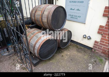 Tre grandi botti di legno vecchio fuori di una casa pubblica Norfolk Foto Stock