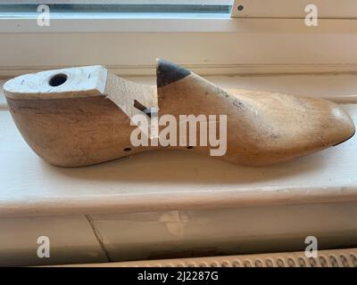 Calzolai in legno per ultimo o muffa in Barkers scarpe Earls Barton Northamptonshire UK vintage maschio legno stile taglio design progettato gap Foto Stock